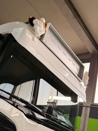 /products/scania-143-sonnenblende-aus-polyester-mit-vertiefung-fur-143er-lampen/